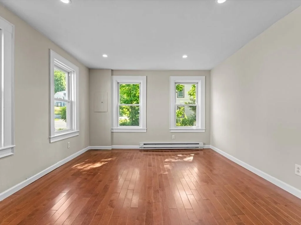 Photo of 433 Main St