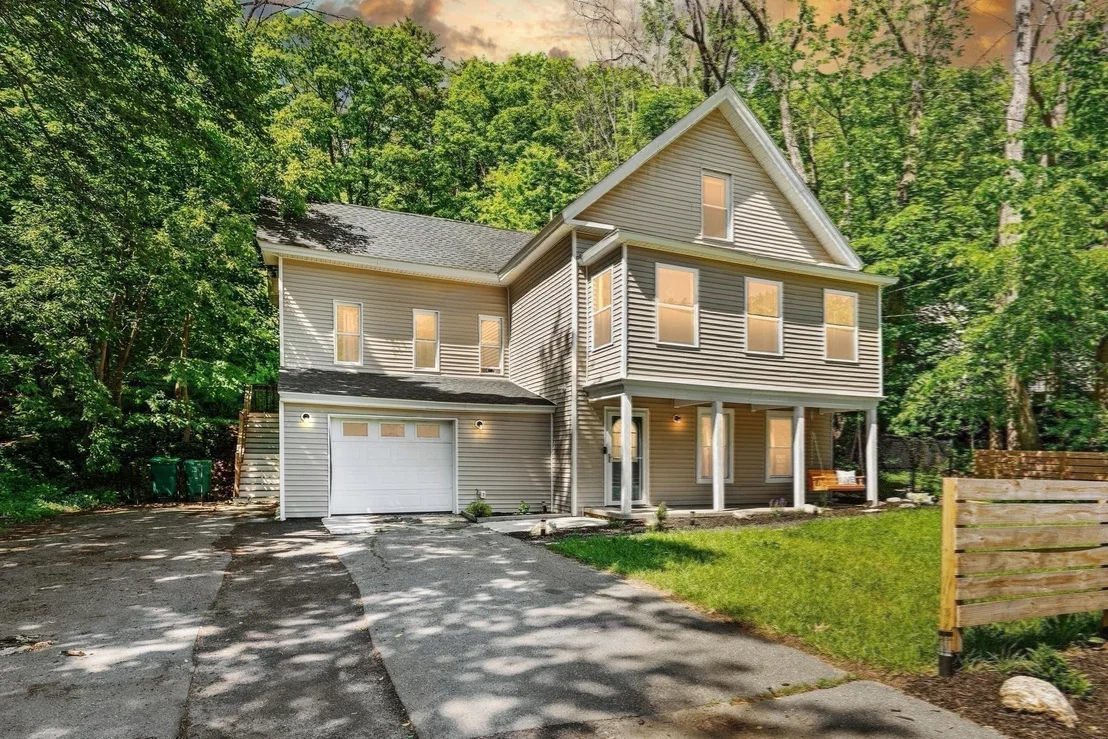 Photo of 155 River St