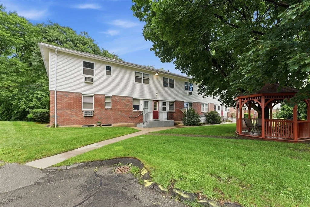 Photo of Unit D at 90 Colonial Circle