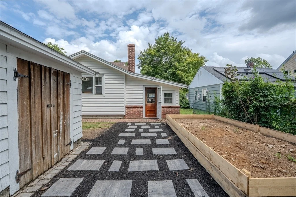Photo of 40 Oneida Ave