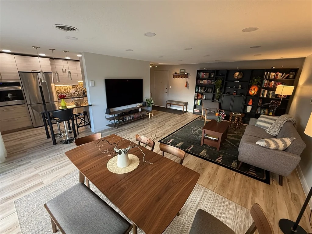 Photo of Unit 201 at 1206 Greendale Ave