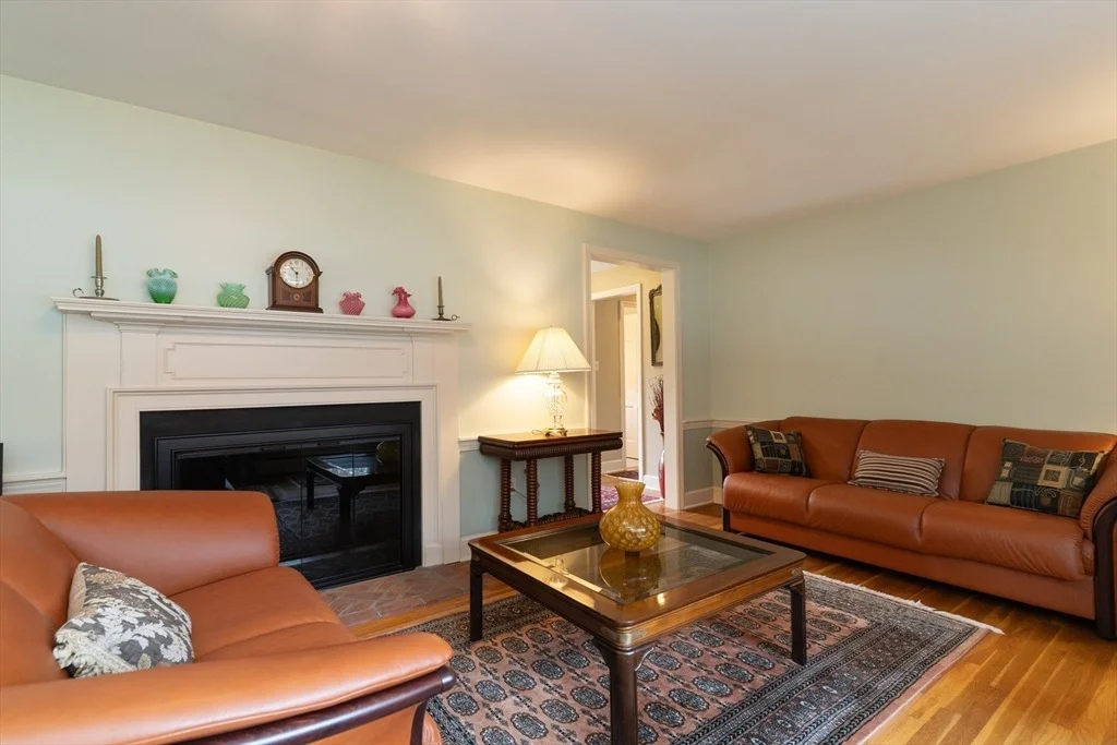 Photo of 1 Leslie Ln