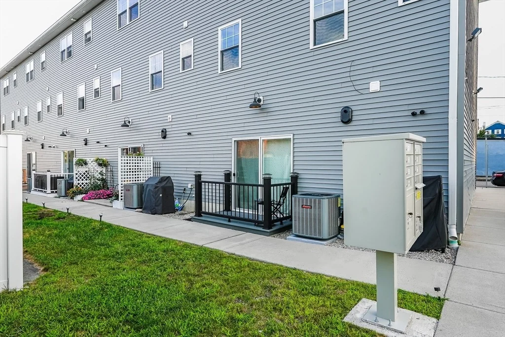 Photo of Unit 1 at 550 Spring St