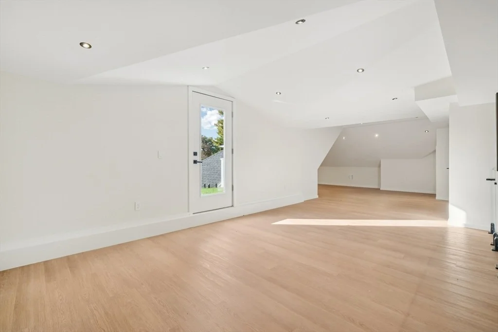 Photo of 883 Greendale Ave