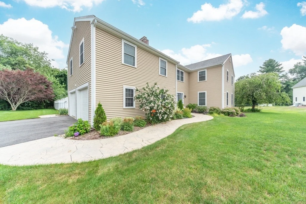 Photo of 40 Tabway Ln
