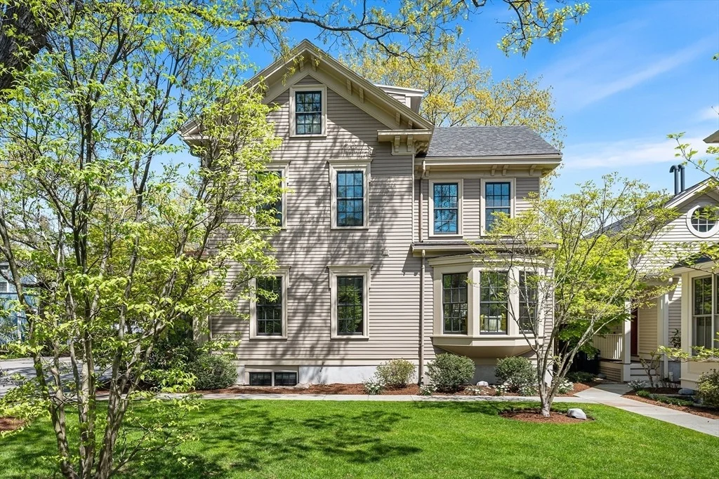 Photo of Unit 2 at 2 Brattle Circle