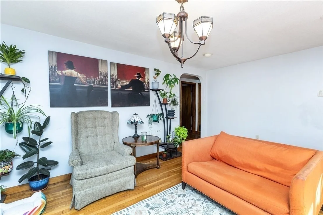 Photo of 43 Crestwood Cir
