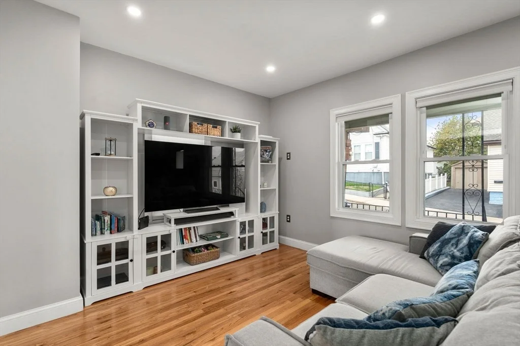Photo of 48 Bettinson Ave