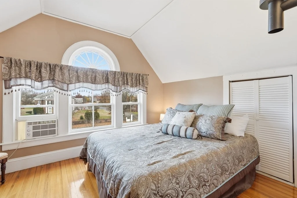 Photo of 270 Maple St