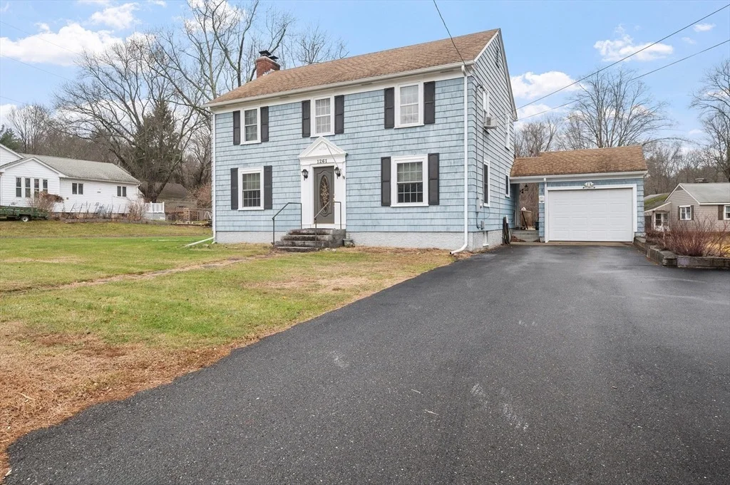 Photo of 1261 Putnam Pike