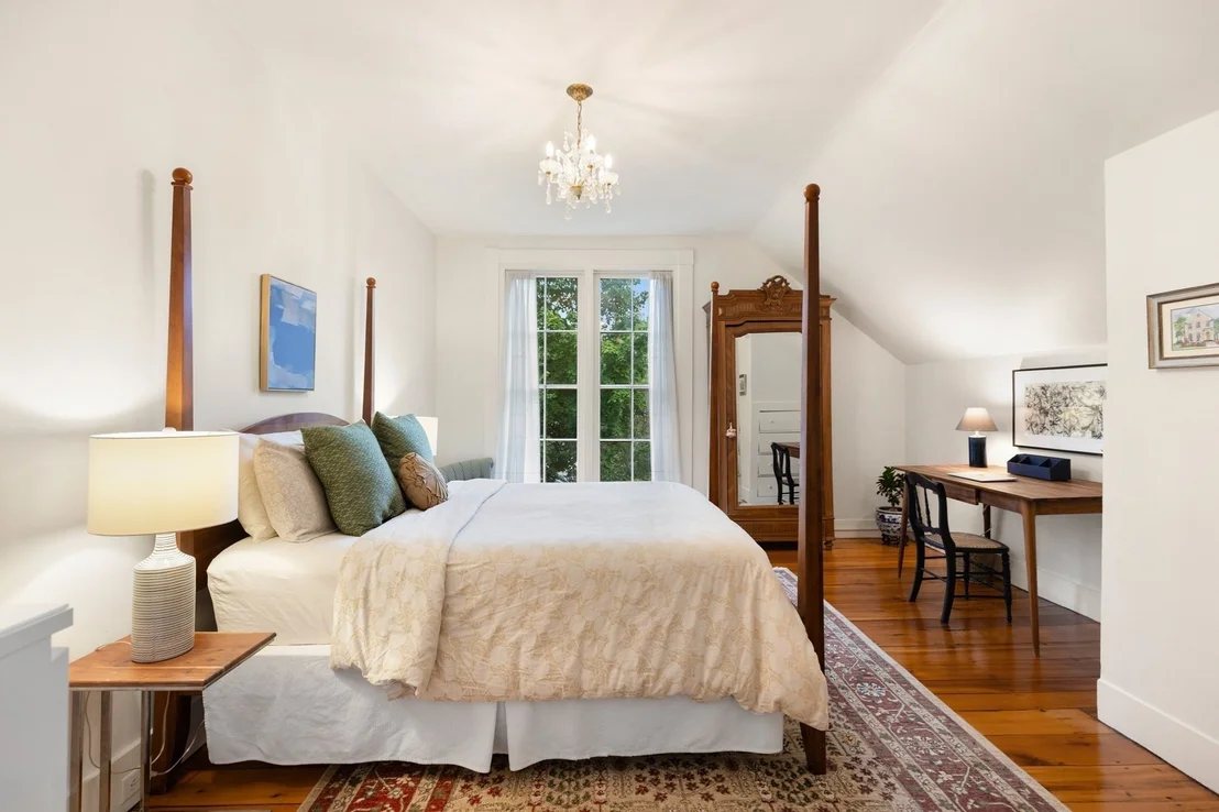 Photo of 82 Old River Place