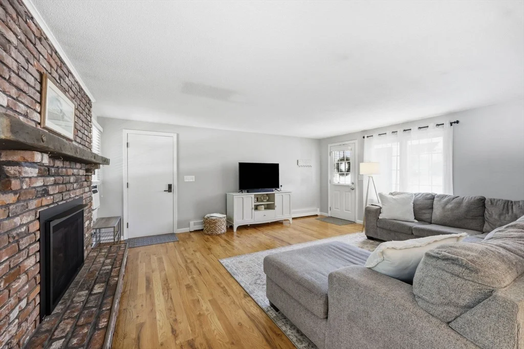 Photo of 175 Pontoosic Rd