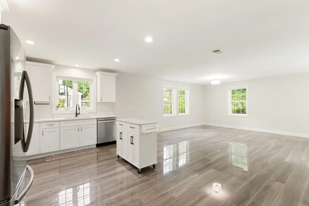 Photo of 1295 Main St