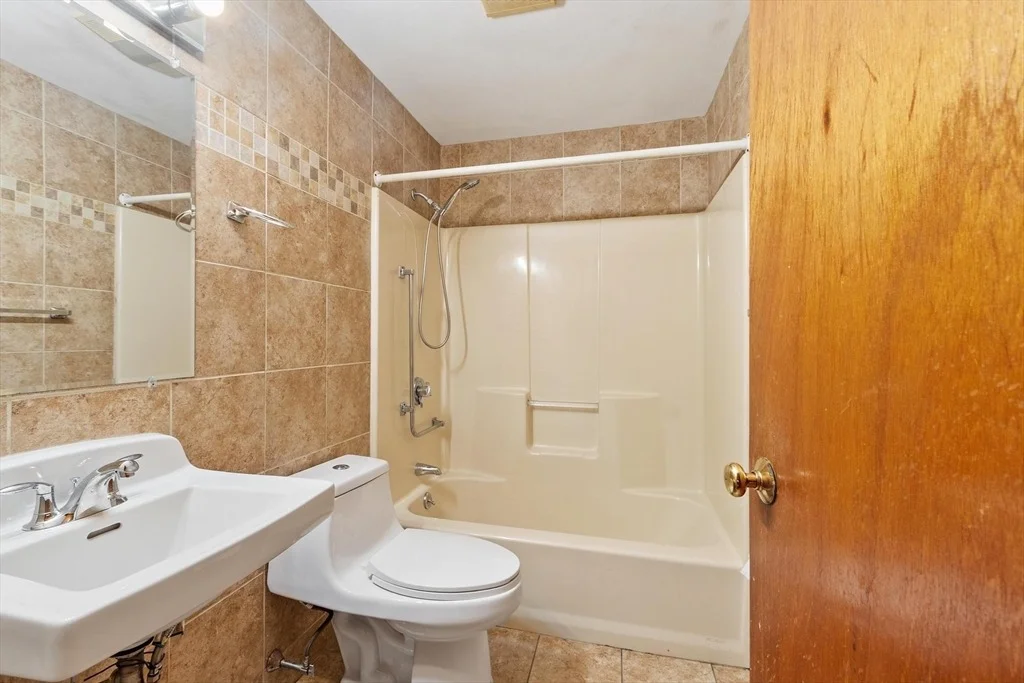 Photo of 170 Townsend Ave