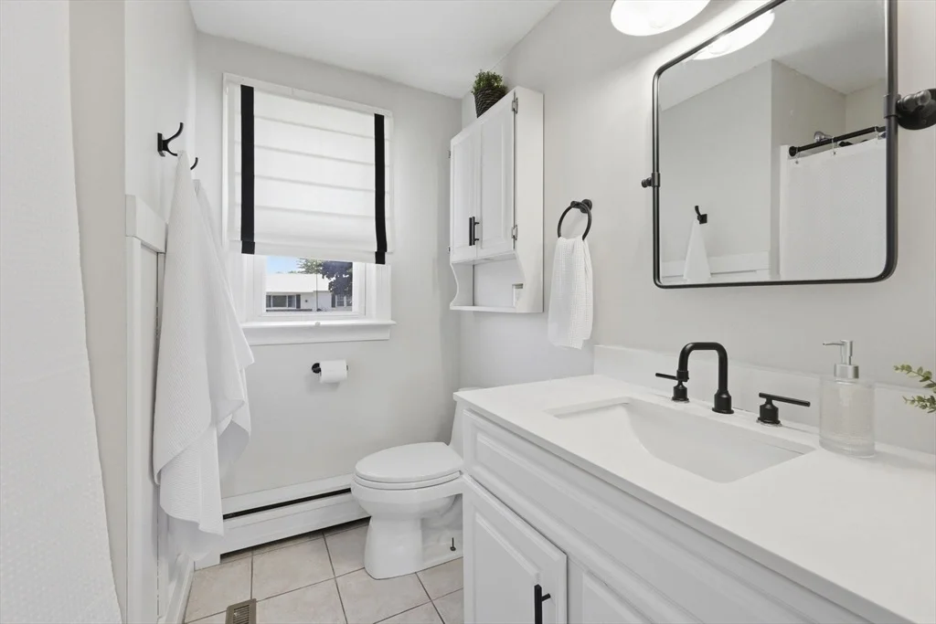 Photo of 303 College St