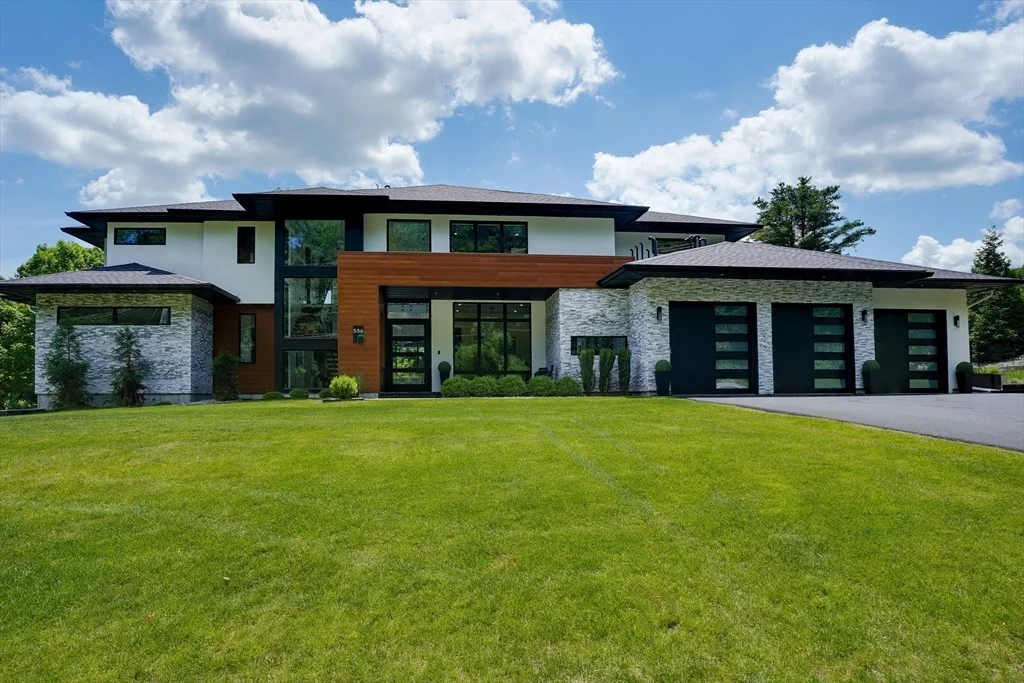 Photo of 556 Middle Road
