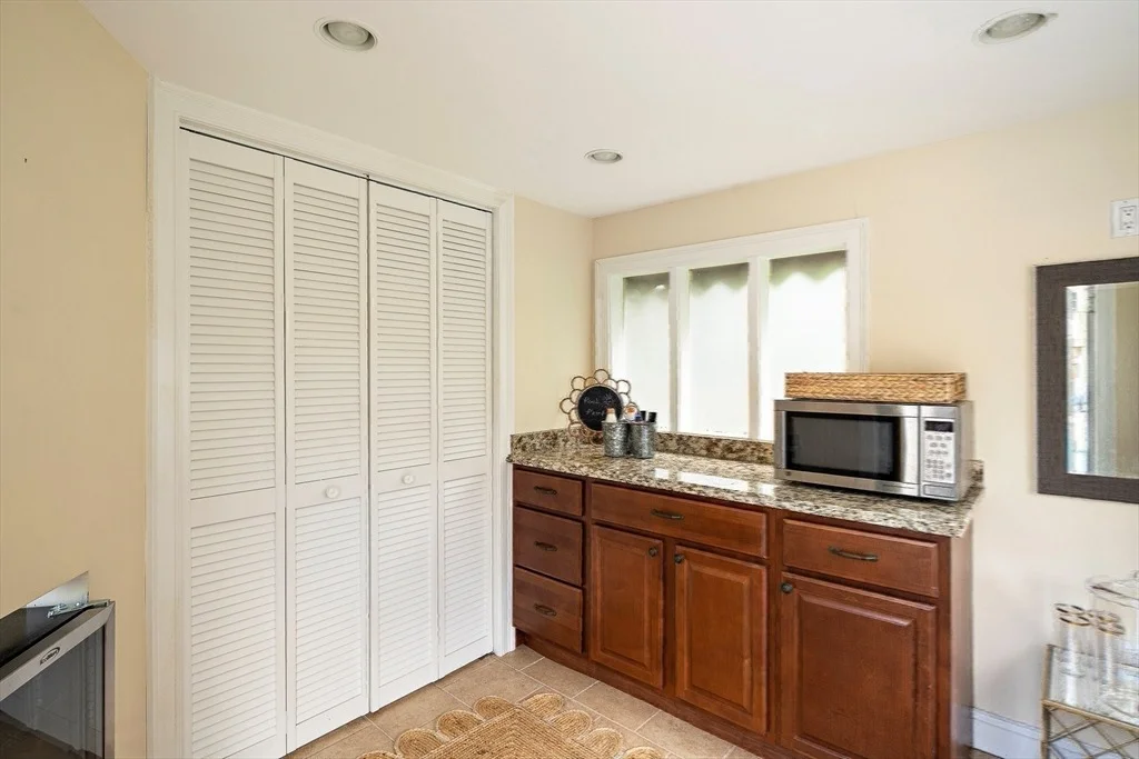 Photo of 8 Buttonwood Dr