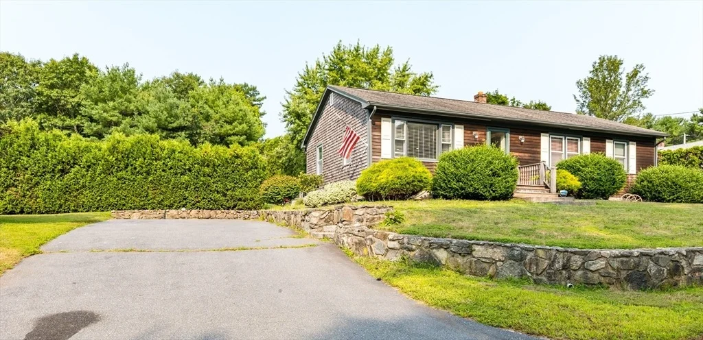 Photo of 649 Middle Rd