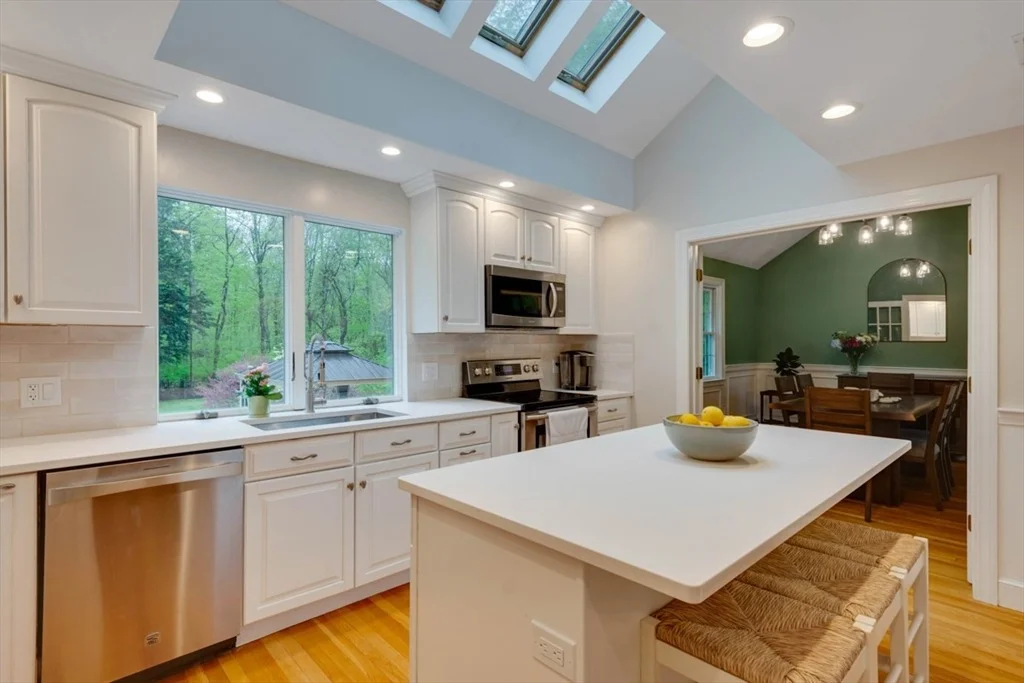 Photo of 732 Salem End Rd