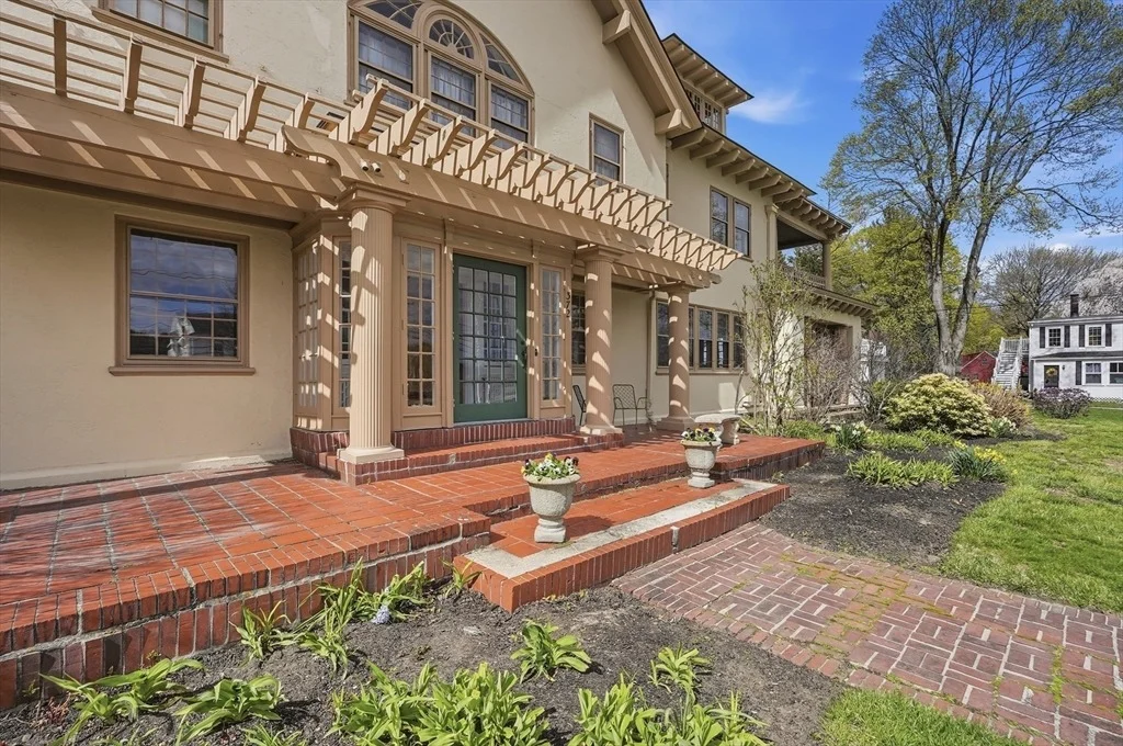 Photo of 372 Main St