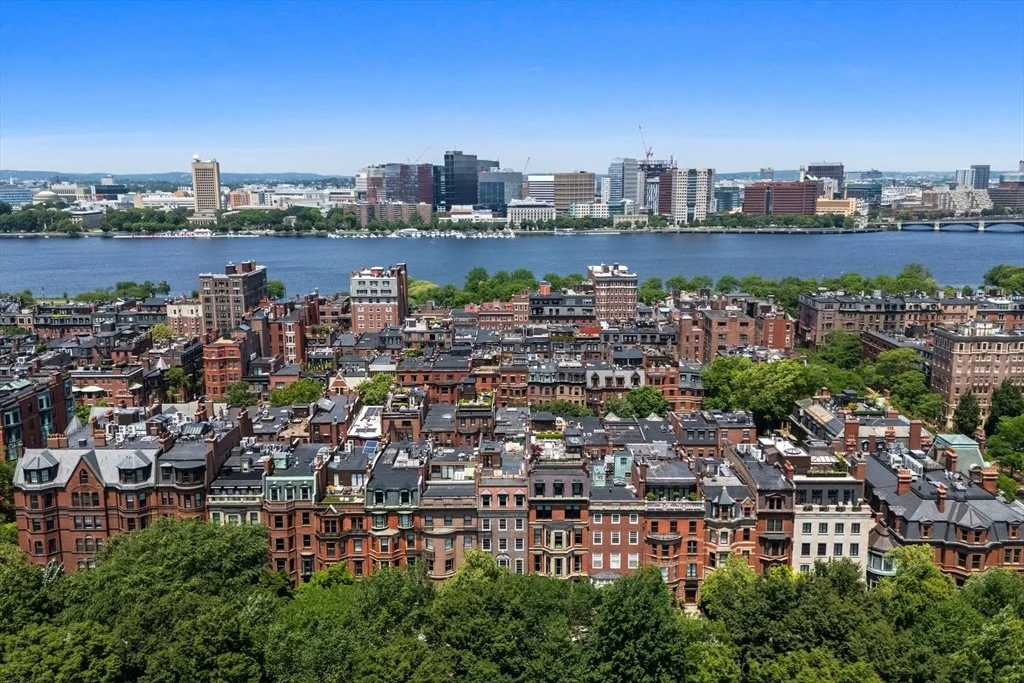 Photo of Unit B at 175 Commonwealth Avenue