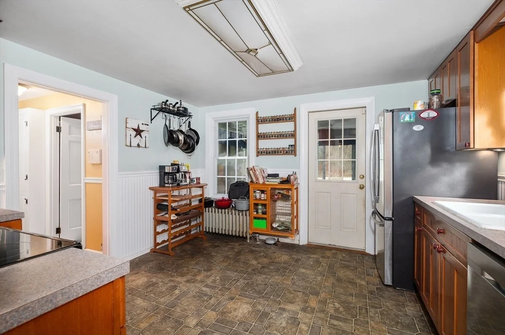 Photo of 1261 Putnam Pike