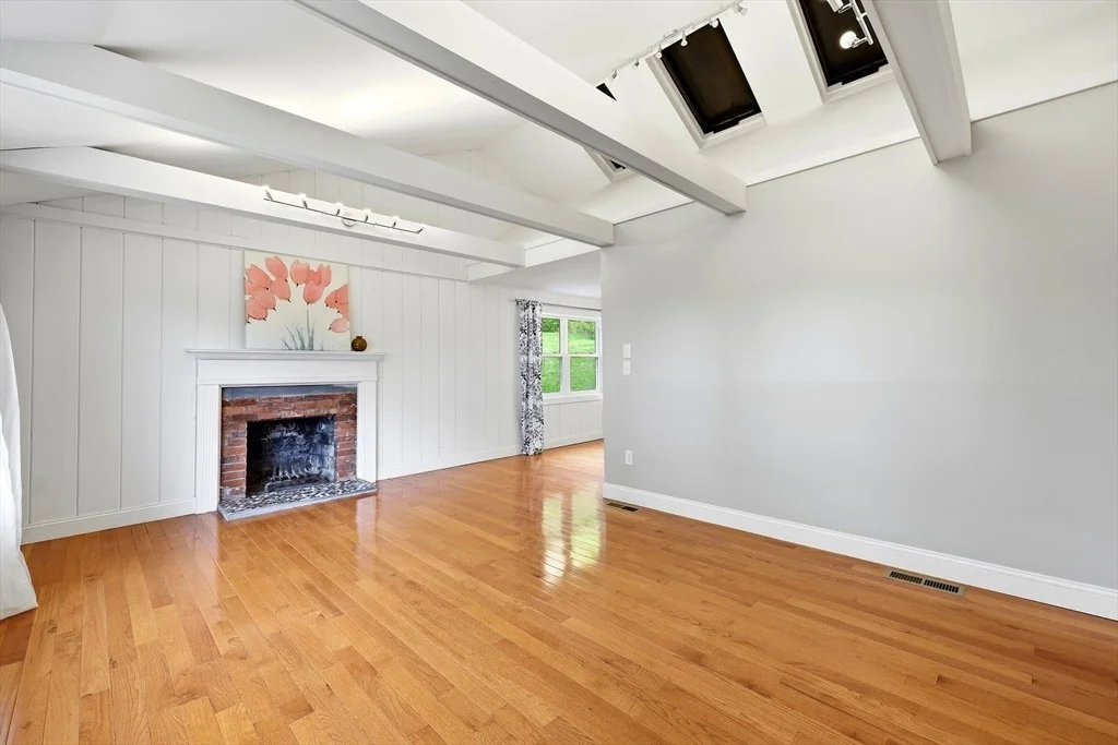 Photo of 1185 Bay Road