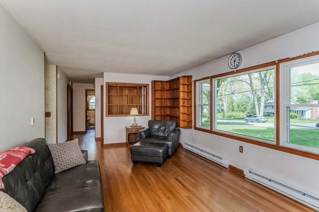 Photo of 8 Meadowbrook Dr
