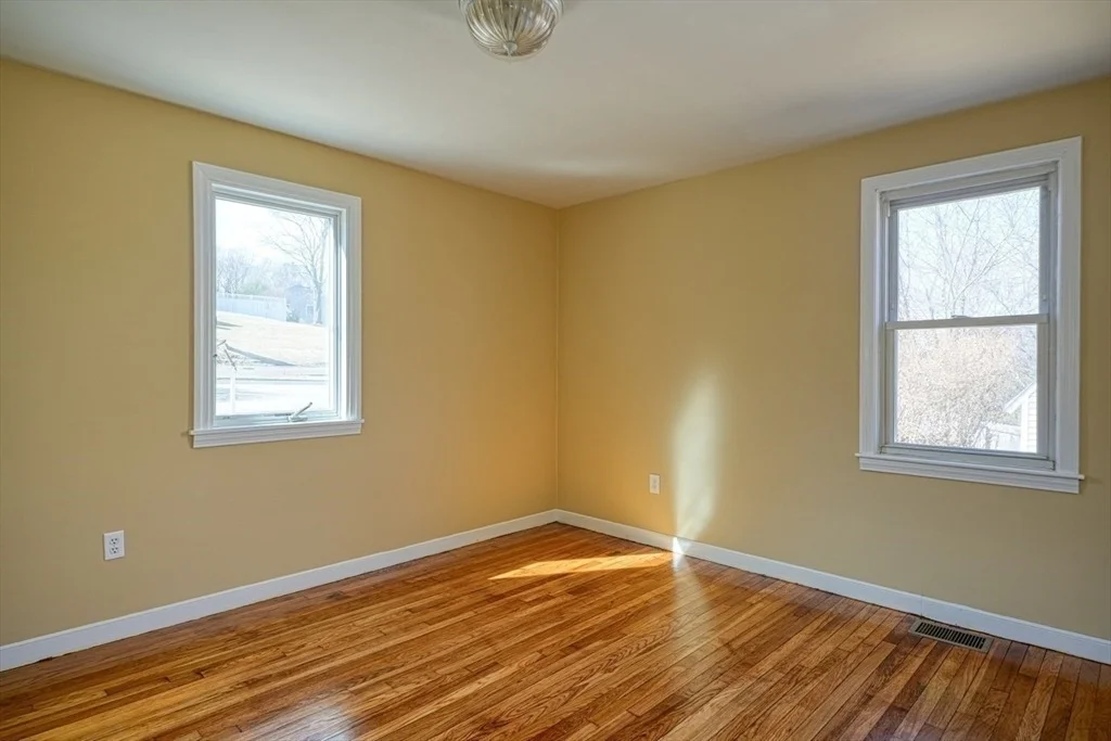 Photo of 8 Crestview Dr