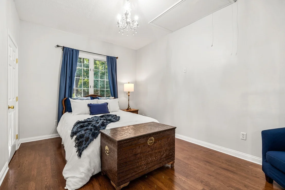 Photo of 1204 Broadway