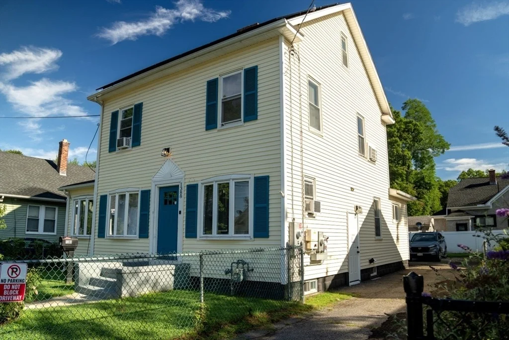Photo of 1388 Bay St