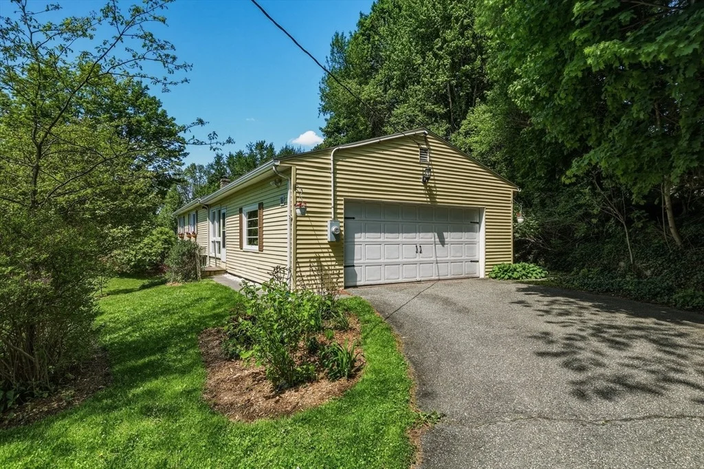 Photo of 16 Saybrook Cir