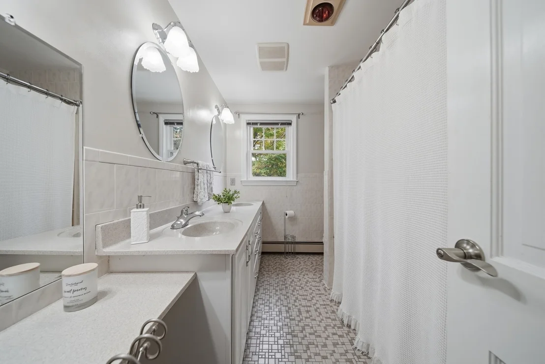 Photo of 401 Longley Rd