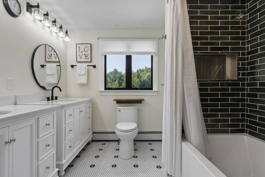 Photo of 467 Loring Road
