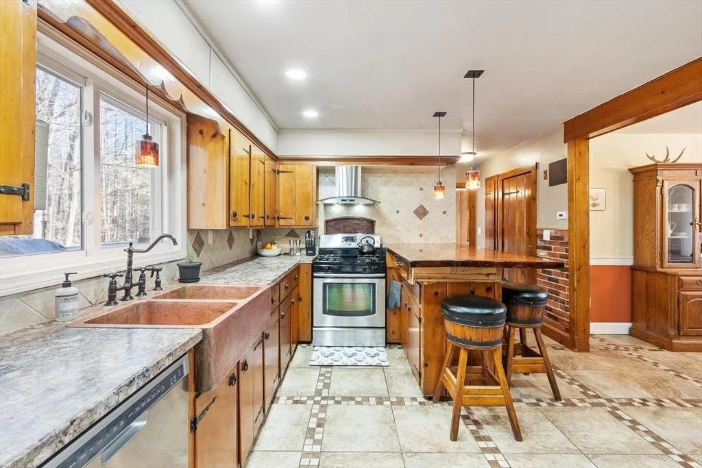 Photo of 885 Royalston