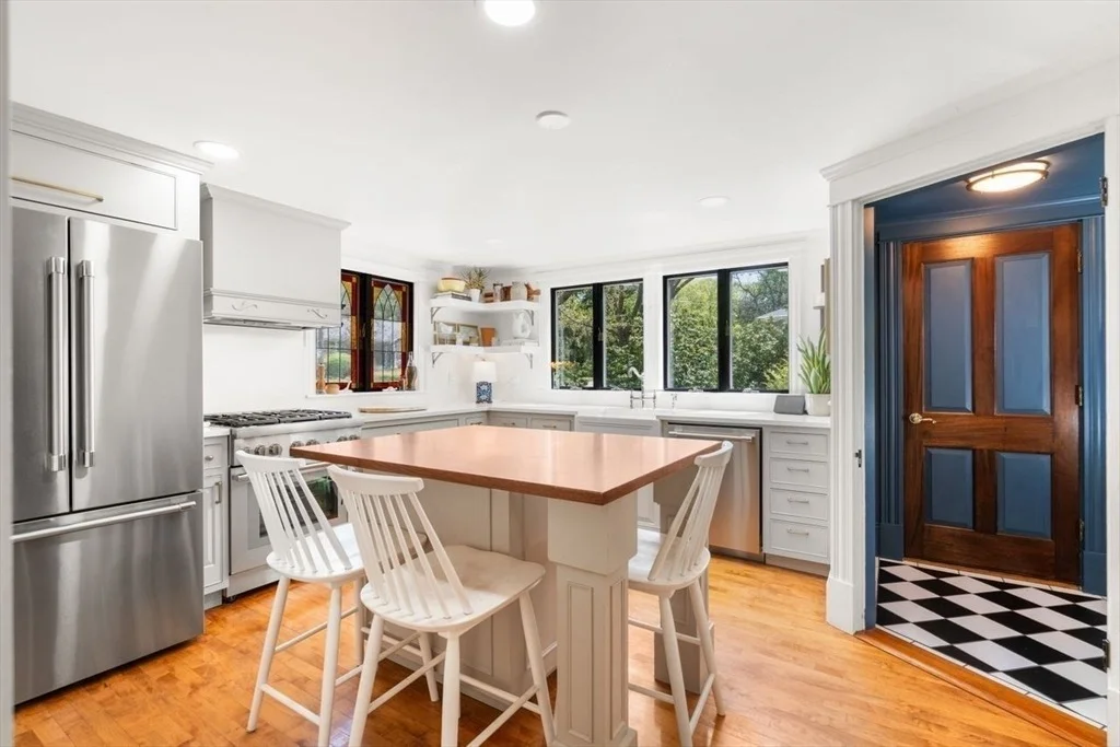 Photo of 979 Summer Street
