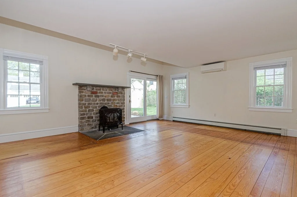 Photo of 1089 Main Street
