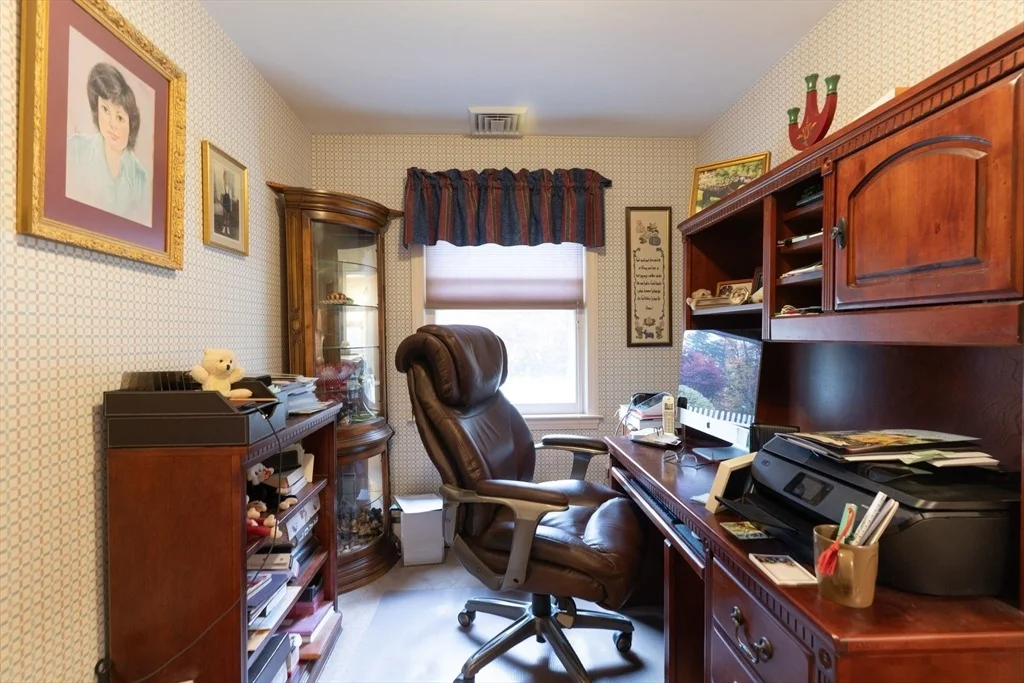 Photo of 1 Leslie Ln