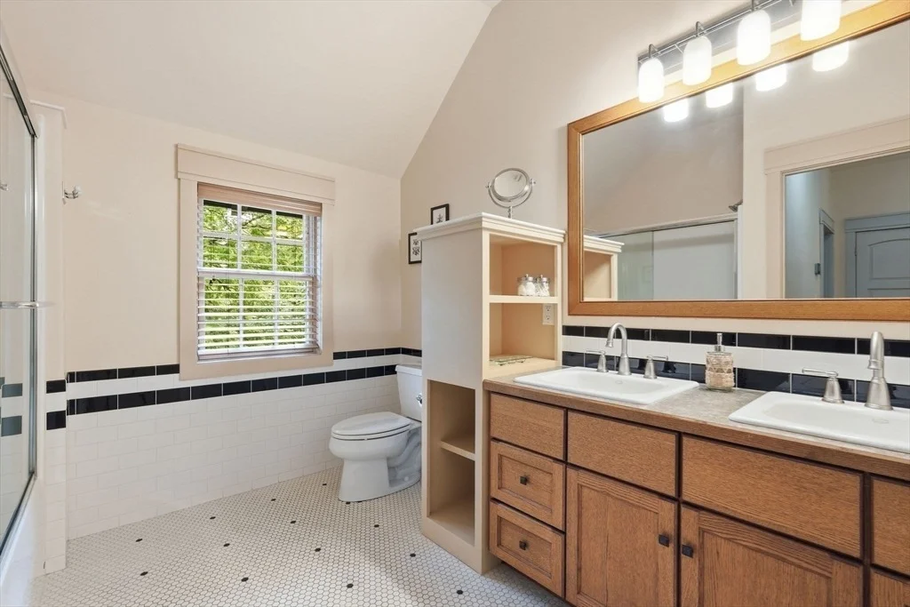Photo of 18 Eveningstar Dr