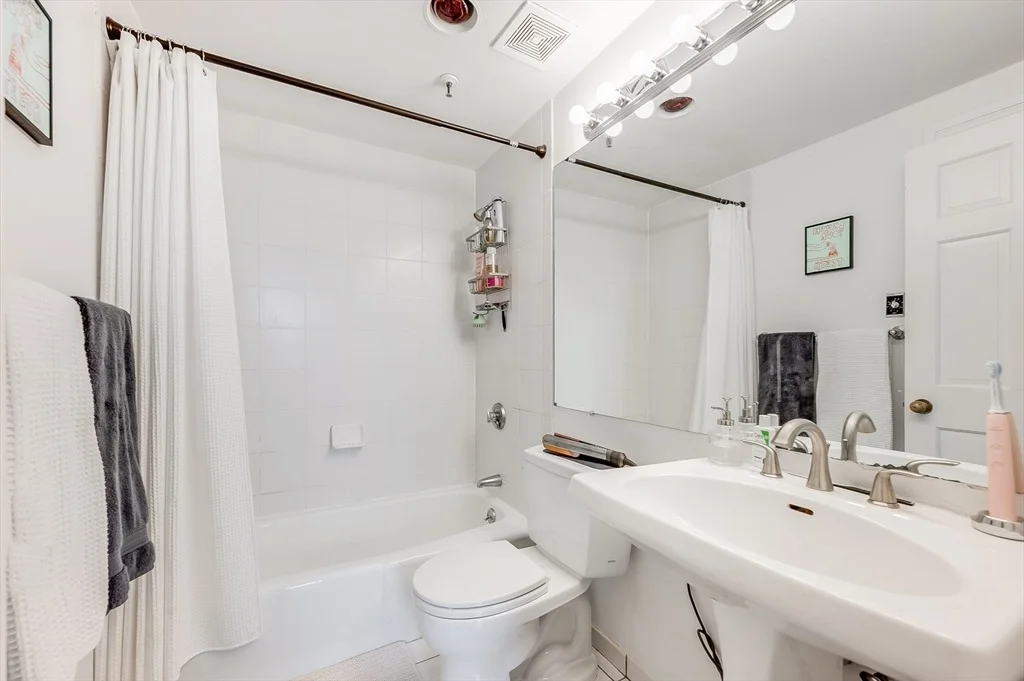 Photo of Unit 607 at 390 Commonwealth Avenue