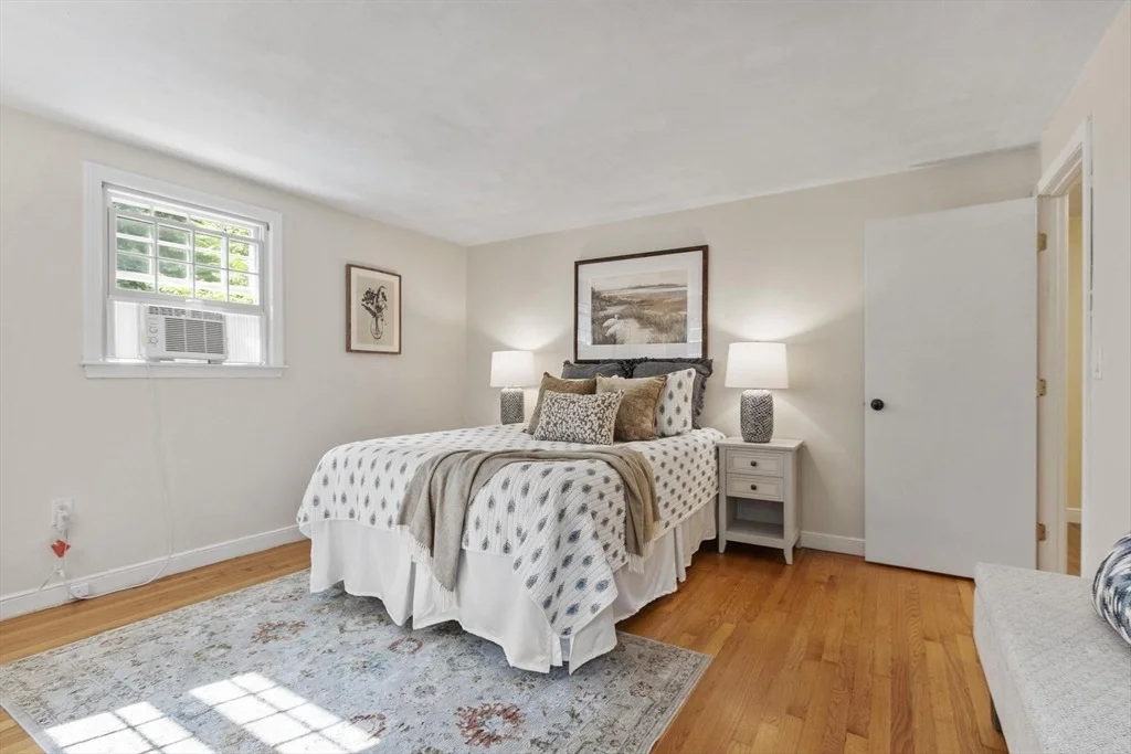 Photo of 215 Middle Rd