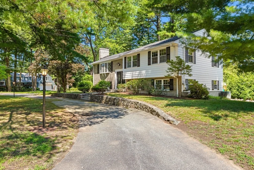 Photo of 71 Colonial Dr