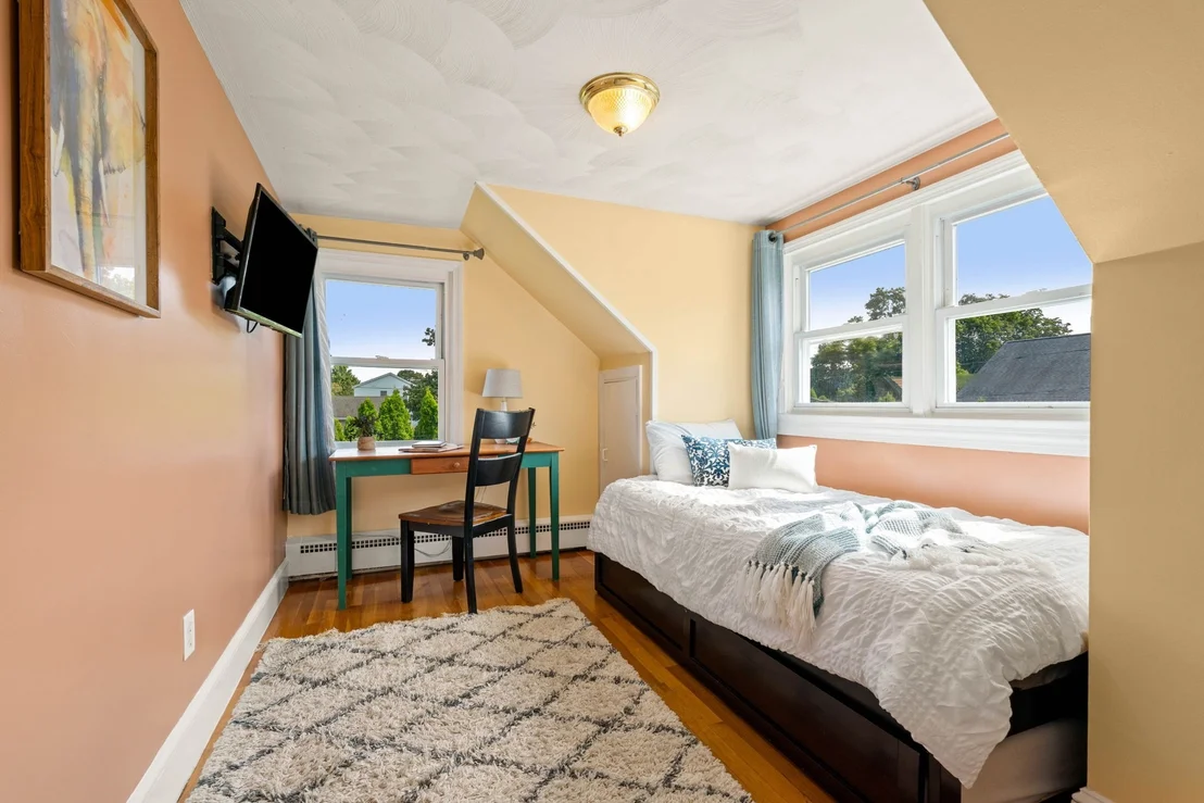Photo of 52 Thornton Ave