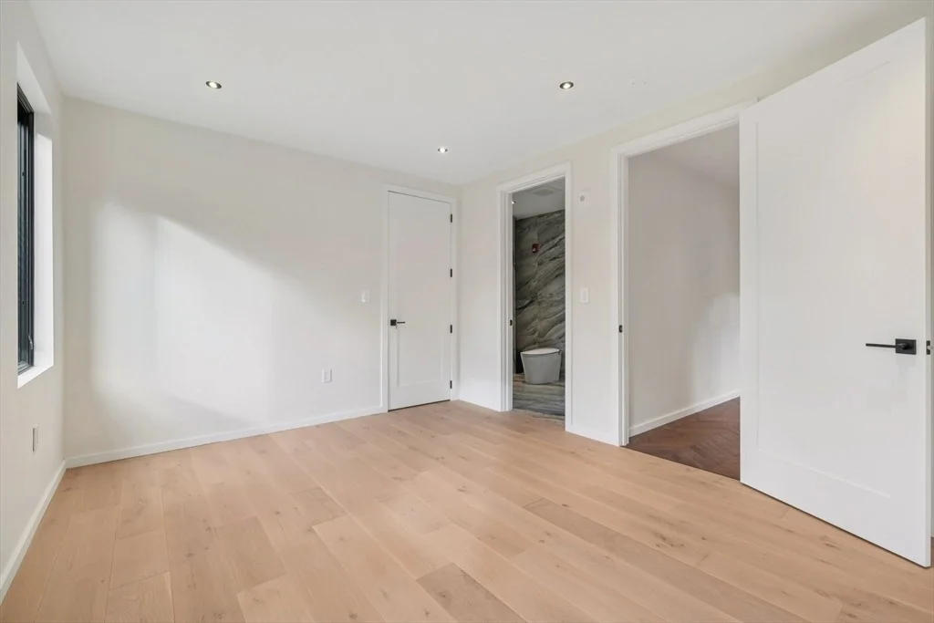 Photo of 883 Greendale Ave