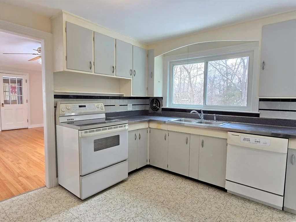 Photo of 37 Riverview Dr