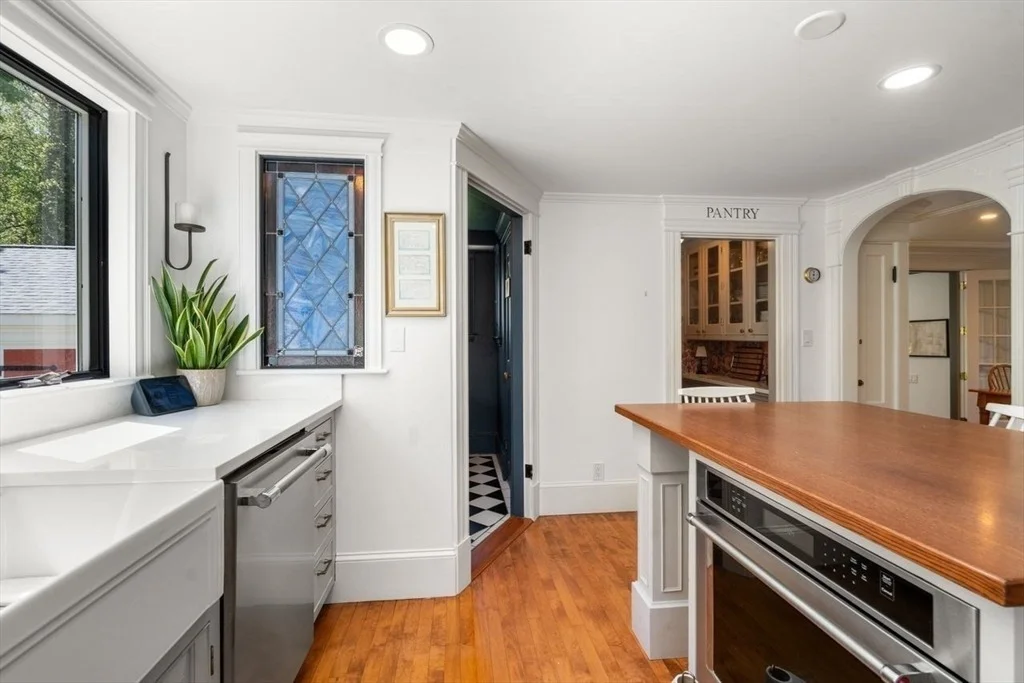 Photo of 979 Summer Street
