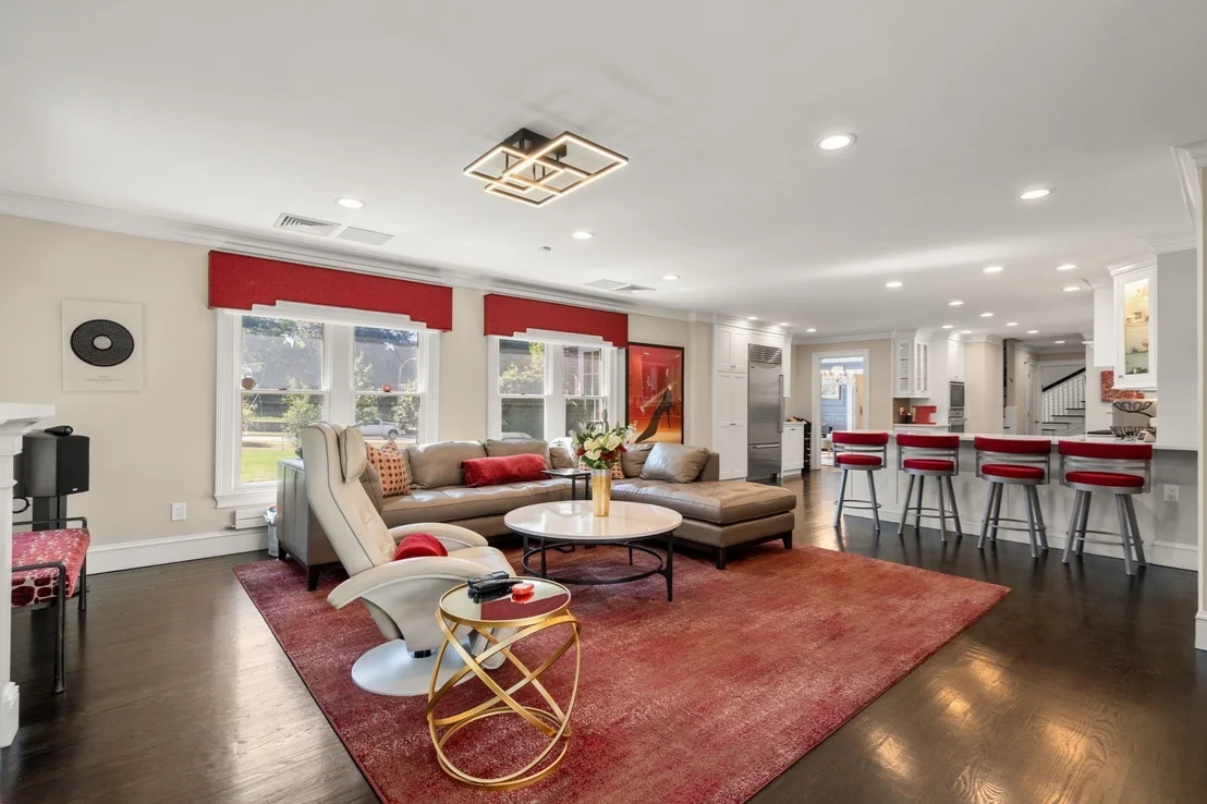 Photo of 393 Commonwealth