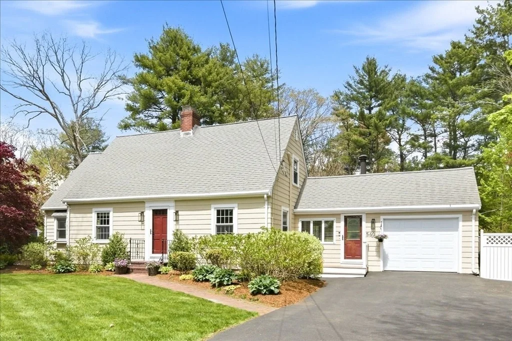 Photo of 560 Common St
