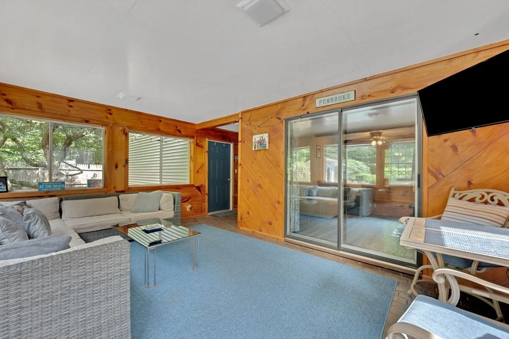 Photo of 86 Edgewater Dr