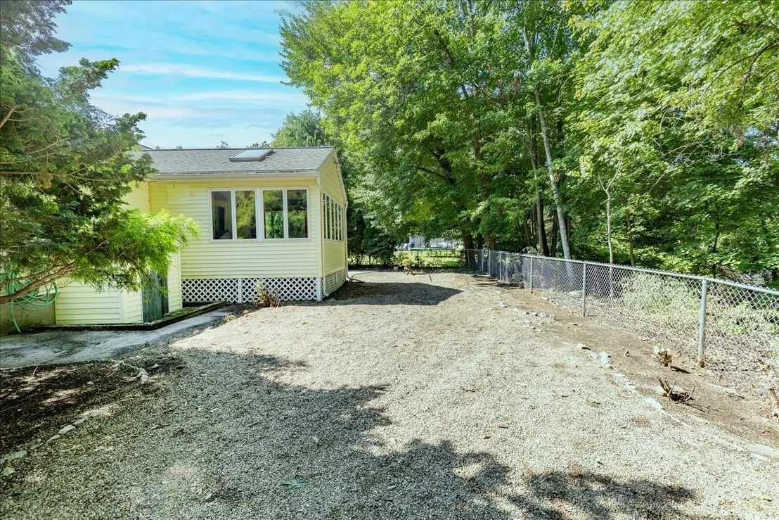 Photo of 43 Crestwood Cir